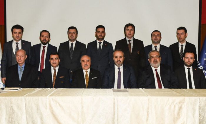 Bursa Büyükşehir Belediyespor Kulübü’nde görev dağılımı yapıldı.