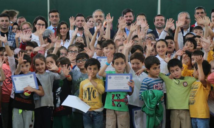 Bursa’da minik tenisçilerin sertifika heyecanı