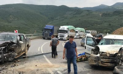 Bursa’da iki kamyonet çarpıştı: 5 yaralı