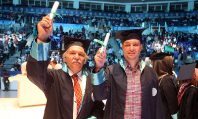 64 yaşındaki doktor baba, oğlu ile birlikte mezun oldu