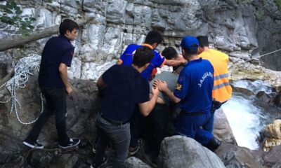 Bursa’da şelalede kayalıklardan düşen genç kurtarıldı
