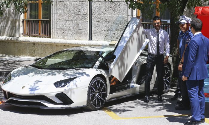 Kenan Sofuoğlu, Lamborghini spor aracıyla Meclis’te…