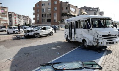 Bursa’da işçi servisi ile otomobil çarpıştı: 12 yaralı