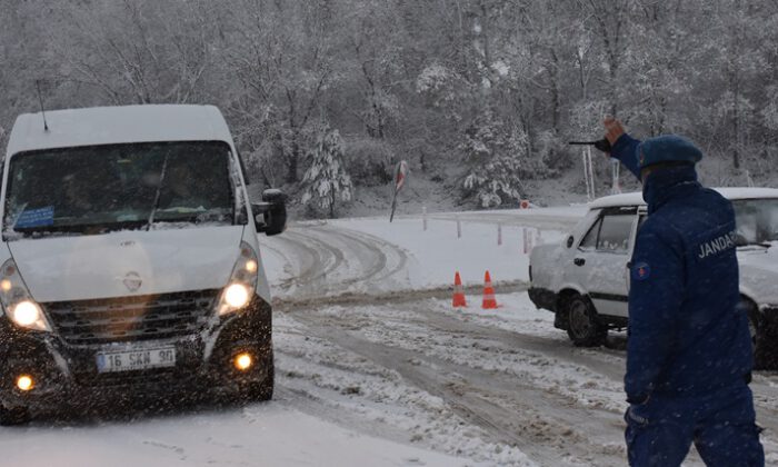 Bursa-Bilecik yolunda yoğun kar yağışı