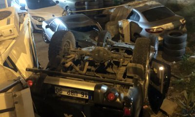Bursa’da otomobil, lastikçinin bahçesindeki aracın üzerine devrildi