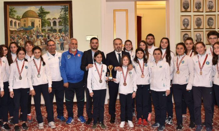 Bursa Büyükşehir atletizm takımından Başkan Aktaş’a ziyaret