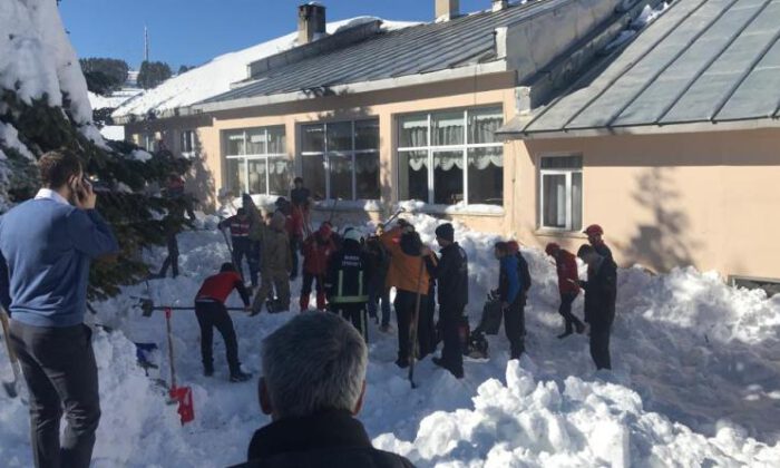 Uludağ’da vatandaşlar kar kütlesinin altında kaldı