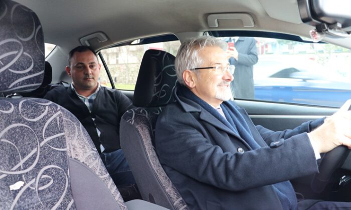 CHP Nilüfer Belediye Başkan adayı Erdem, taksi şoförlüğü yaptı!
