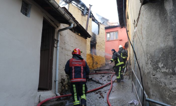 Bursa’da yangına müdahale eden itfaiyeye dar sokak engeli
