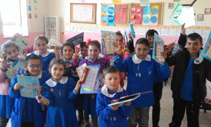 Orhangazili öğrencilerden Kars’taki kardeş sınıfa yardım