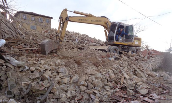 Osmangazi’de metruk binalar tek tek yıkılıyor