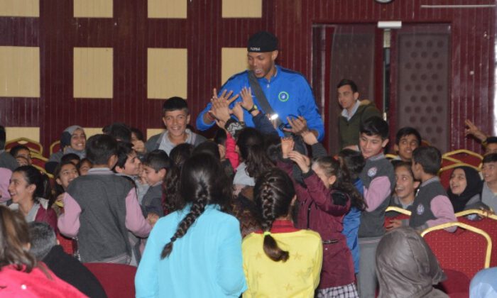 Bursa Büyükşehir Belediyesporlu Efeler, Karacabey’de öğrencilerle buluştu