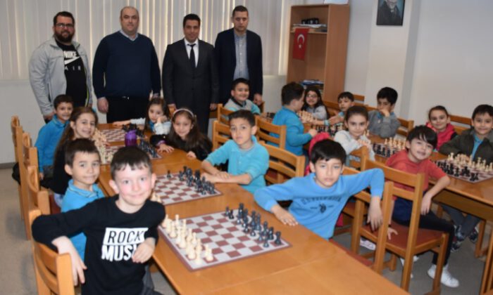 Bursa’da çocuklara satranç dersi
