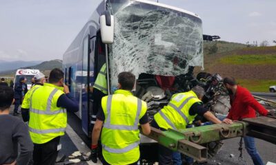 Bursa’da feci kaza: Yolcu otobüsü tıra çarptı