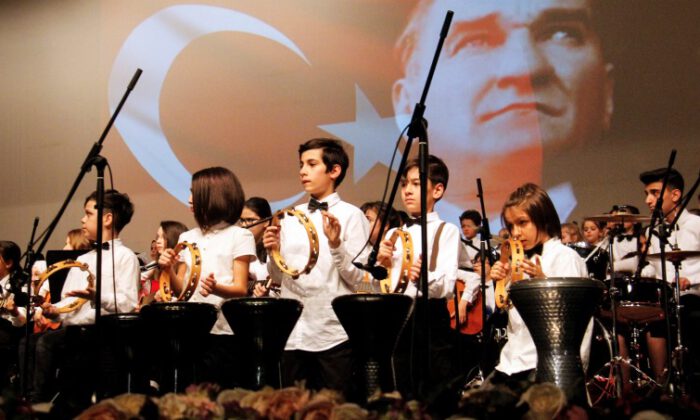 Bursa’da şarkılarını “kelebek çocuklar” için söylediler