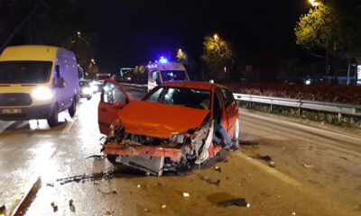 Bursa’da otomobil kazazedelere çarptı: 3 yaralı