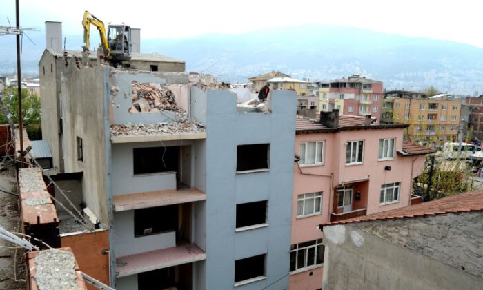Osmangazi’de riskli binalar yıkılıyor
