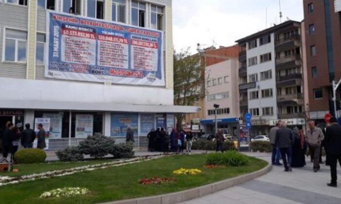 CHP Başkan, AKP’li belediyenin gelir-gider tablosunu belediye binasına astırdı