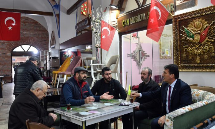 Osmangazi Belediye Başkanı Dündar, çarşı esnafıyla sohbet etti