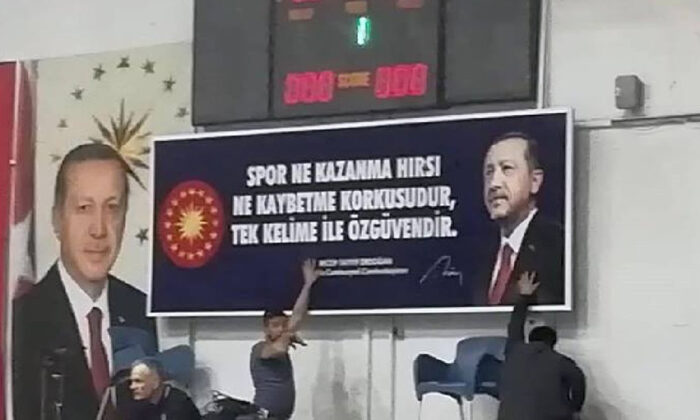 Atatürk’ü indirip yerine Erdoğan’ı böyle astılar