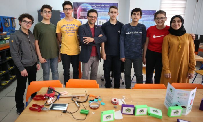Bursalı öğrenciler, atık bilgisayar bataryalarından ‘Yeşilbank’ ürettiler