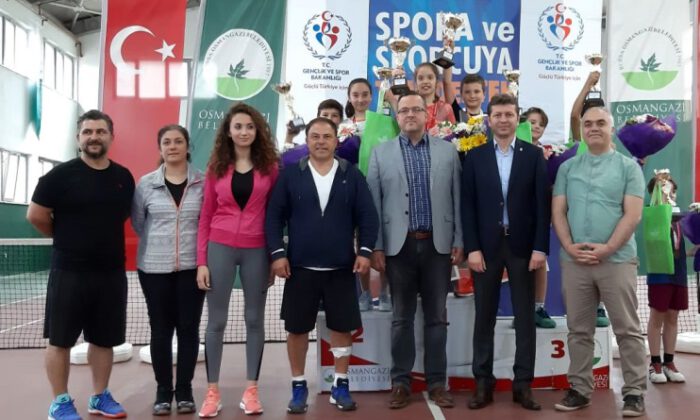 Osmangazi’de genç tenisçiler, profesyonelleri aratmadı