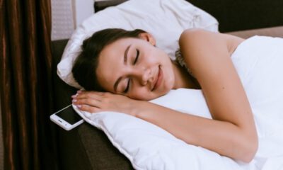 Uzmanlar uyarıyor: Yastık altında cep telefonuyla uyunmamalı