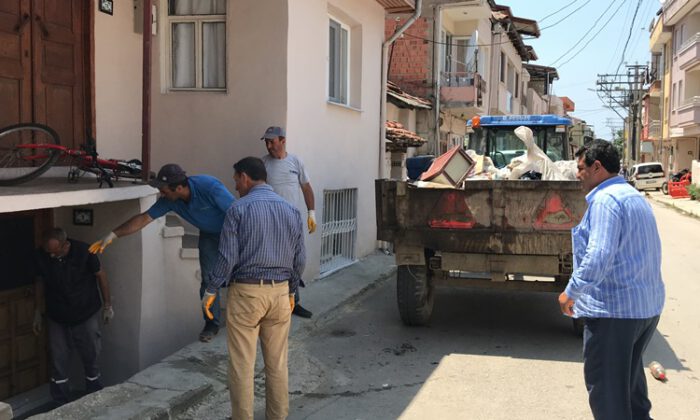 Bursa’da “çöp ev”den 8 römork atık çıktı