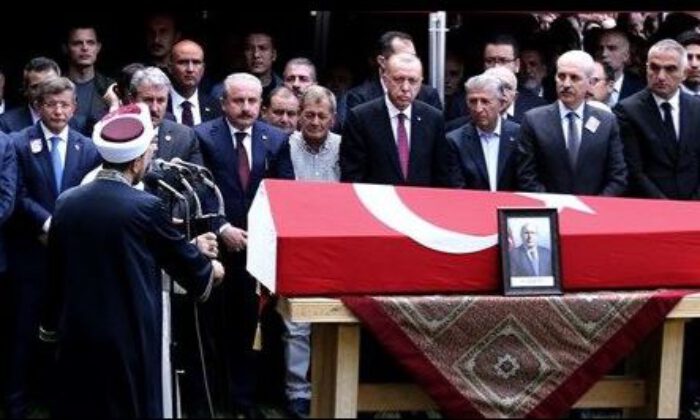 Erdoğan, cenazede Ahmet Davutoğlu’nu görmezden geldi!
