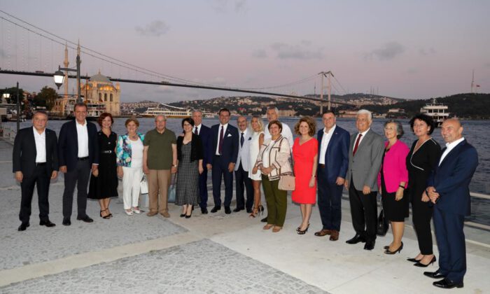 CHP’li başkanların çalıştay öncesi İstanbul pozu