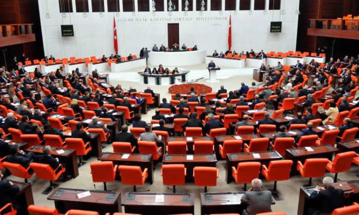 AK Parti, yargı paketi taslak metnini MHP’ye sundu
