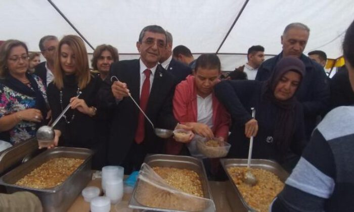 İYİ Parti Kırşehir İl Teşkilatı Neşet Ertaş’ı andı, aşure dağıttı