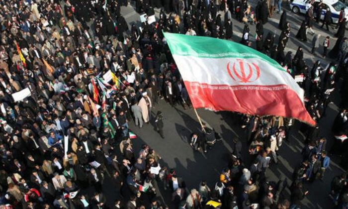 İran’da benzin zammı, halkı sokaklara döktü!