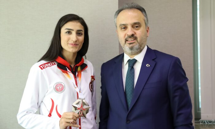 Başkan Aktaş, olimpiyat yolcusu Hatice Kübra’yı kutladı