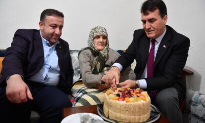 Osmangazi Belediyesi’nden Ümriye nineye sürpriz doğum günü kutlaması