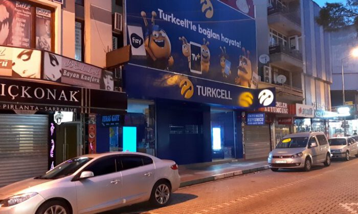 Bursa’da hırsızlar, 50 saniyede 80 bin liralık telefon çaldı