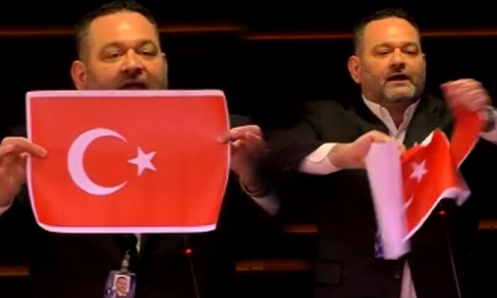 Yunan vekilden provokasyon: AP’de Türk bayrağını yırttı…