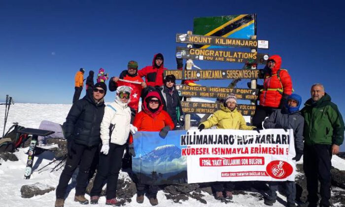 Bursalı dağcılar Kilimanjaro’nun zirvesine Türk bayrağı çekti