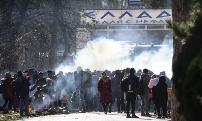 Yunan sınır polisinden göçmenlere biber gazlı müdahale