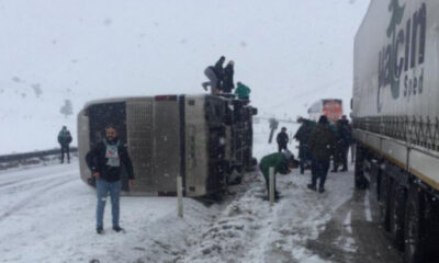 Bursaspor taraftarını taşıyan otobüs Erzurum’da devrildi