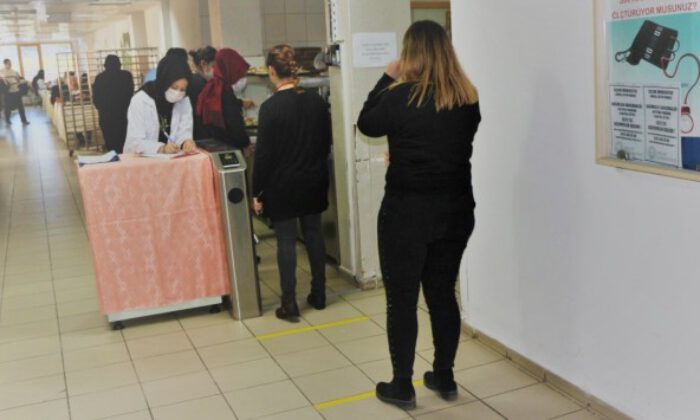 Bursa’daki hastanelerde ‘sosyal mesafe’ ile koronavirüs tedbiri