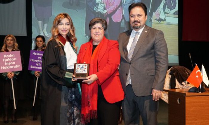 Bursa Barosu’nun Güçlü Kadın Başarı Ödülü, Güllü’ye verildi