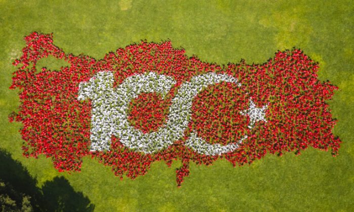 Bursa’da 10 bin bayraklı Türkiye haritası ile 100. yıl kutlaması