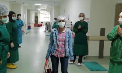 Bursa’da koronavirüs tedavisi tamamlanan hemşire alkışlarla taburcu edildi