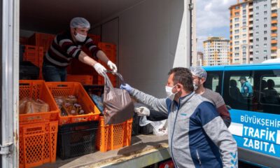 CHP’nin ücretsiz ekmek dağıtmasını yasaklayan AKP ekmek dağıtıyor