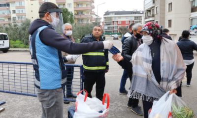 Mudanya Belediyesi pazarlarda maske dağıtımı yaptı