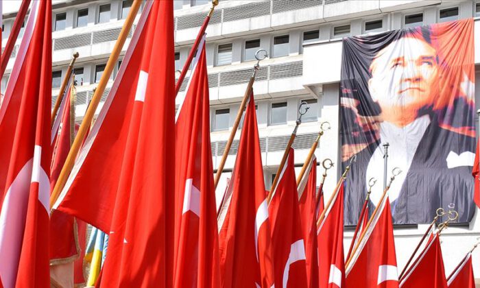Türkiye, saat 19.19’da İstiklal Marşı coşkusu yaşadı