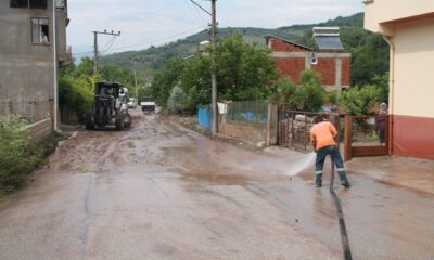 Gemlik’te yağıştan kapanan yol ekiplerin çalışmasıyla açıldı