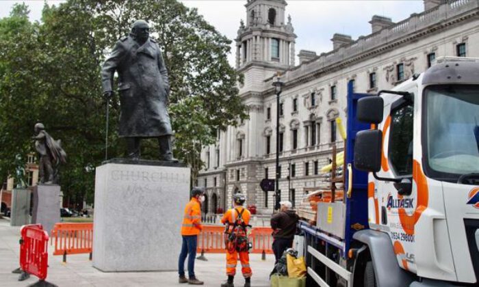 İngiltere’de heykel krizi büyüyor