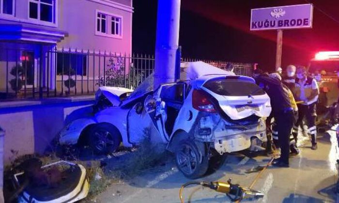 Bursa’da otomobil elektrik direğine çarptı: 3 ölü, 1 yaralı